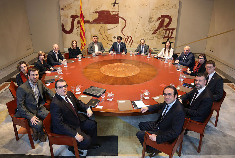 File:Foto primera reunió de Govern Puigdemont.jpg