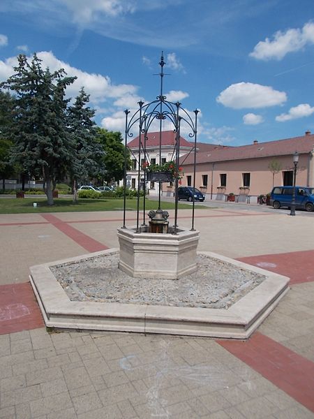 File:Fountain,Town Hall and elementary school, Kossuth Square, 2017 Hatvan.jpg
