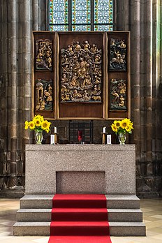 Altar-mor (Altar dos santos auxiliares) na igreja paroquial de Freistadt, Alta Áustria. (definição 3 723 × 5 585)