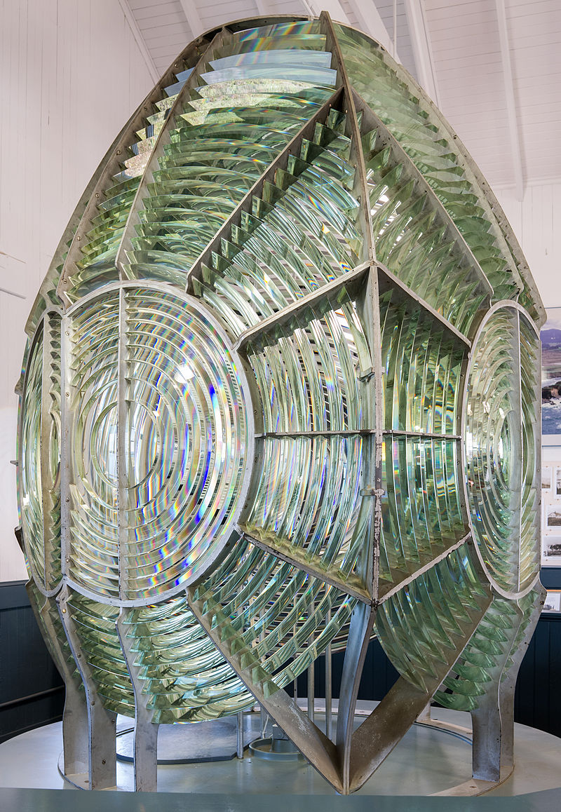 [Jeu] Association d'images - Page 19 800px-Fresnel_Lens_at_Point_Arena_Lighthouse_Museum