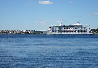 "Birka Cruises" på Höggarnsfjärden, Gåshaga i bakgrunden