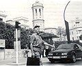 García de Sabadell caminant pel carrer cap a la reunió de la “Lliga Internacional dels Cavallers i pubilles de la Barretina"