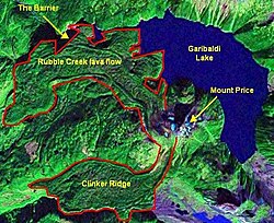 Titulek satelitního snímku jezera Garibaldi na hoře Price a dvou lávových proudů spojených s Clinker Peak (bez titulků, který se nachází západně od Mount Price): Clinker Ridge na jihozápad a lávový proud Rubble Creek na severozápad.