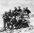 Riccardo Cassin (il primo a sinistra) nel 1958 con i membri della spedizione al Gasherbrum IV da lui guidata.