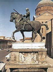 Monumento equestre al Gattamelata di Donatello, in cui si coglie l'influenza di Ciriaco nei bassorilievi del basamento