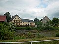 Wohnhaus, Seitengebäude und Taubenturm eines Bauernhofes