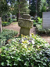 Grab Antonia Dietrichs auf dem Waldfriedhof Weißer Hirsch in Dresden.