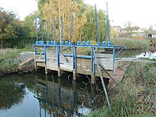 Das inzwischen zurückgebaute alte Wehr am Ryckgraben kurz vor dem Greifswalder Museumshafen im Zustand von 2008