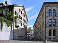 Zwingliplatz: Links das Pfarrhaus, rechts das Theologische Seminar der Universität Zürich, im Hintergrund das Haus zur Sul