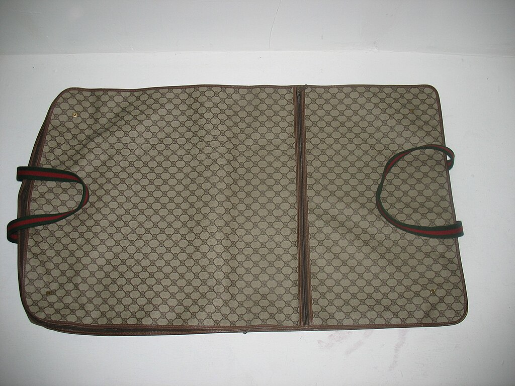 Sold at Auction: VINTAGE GUCCI GARMENT BAG