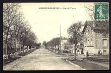 Rue de Troyes i Guignes under bygging med trikkesporene som krysser den på begynnelsen av 1900-tallet.