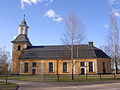 Een Zweedse dorpskerk met drie hekken: op de voorgrond een scheidingshek, op het dak sneeuwhekjes, op de schoorsteen een valbescherming