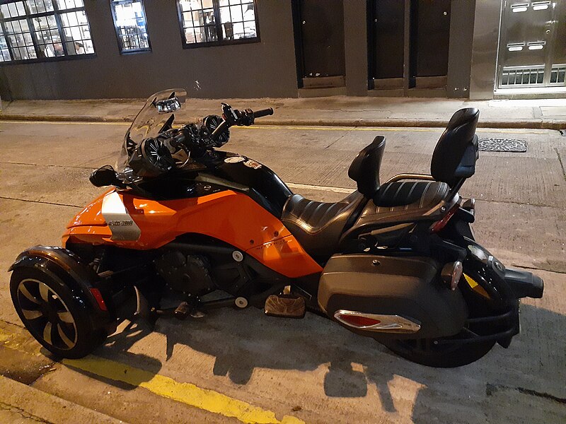 File:HK WC 灣仔 Wan Chai Queen's Road East Li Chit Street Bombardier Can-Am Spyder Three-wheeled motorcycles night August 2021 SS2 04.jpg