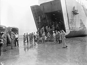 HMS LST-428 Courseulles, Prancis, agustus 1944.jpg