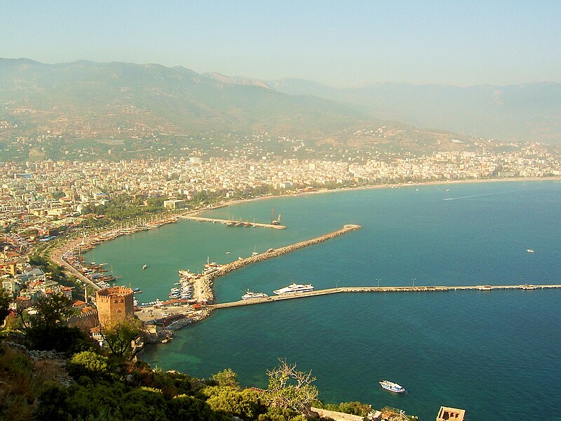 File:Hafenanlage von Alanya.JPG