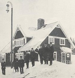 Asemarakennus ja SJ:n henkilökuntaa noin vuonna 1920.