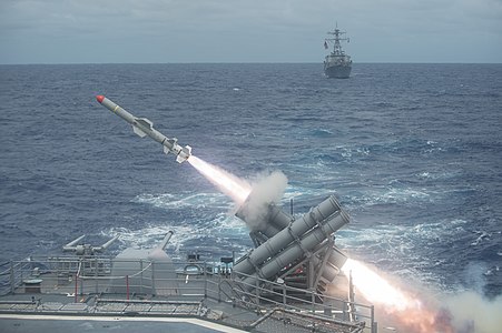 Протикорабельна ракета Harpoon запущена з крейсера типу «Тікондерога» USS Shiloh[en] під час навчань у 2014 році