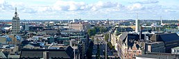 Helsingin ydinkeskustaa ja Mannerheimintien alkupaata Erottajan paloaseman tornista (cropped).jpg