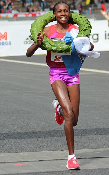 Hilda Kibet winning the 2012 Göteborgsvarvet in 1:09:27.