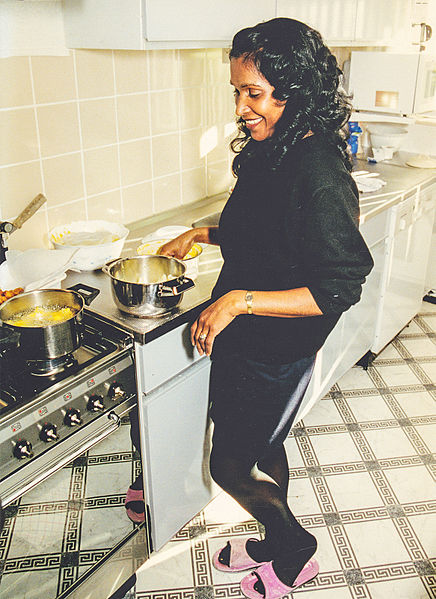 File:Hindustaanse vrouw die thuis kookt.jpg