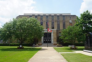 Das Hempstead County Courthouse in Hope (2018). Das Gerichts- und Verwaltungsgebäude (Courthouse) des County wurde 1939 fertiggestellt und ist seit Mai 1994 im National Register of Historic Places eingetragen.[1]