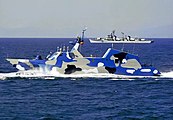 解放軍海军022型导弹艇与后方的“西宁”号驱逐舰（阅兵现场照片）