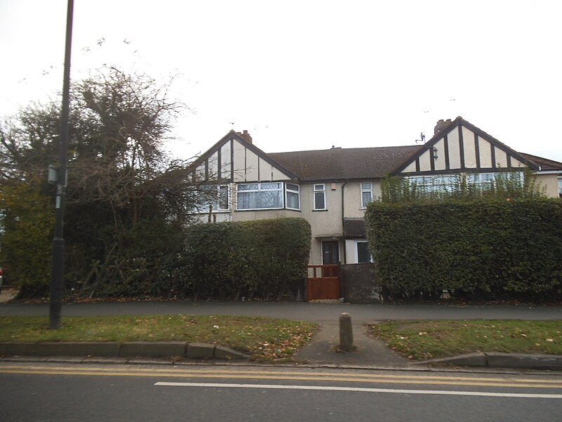 File:Houses on Oatlands Drive, Slough - geograph.org.uk - 5621890.jpg