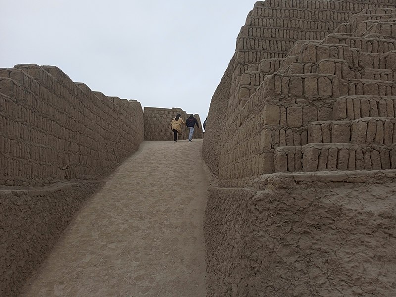 File:Huaca Pucllana 4.jpg