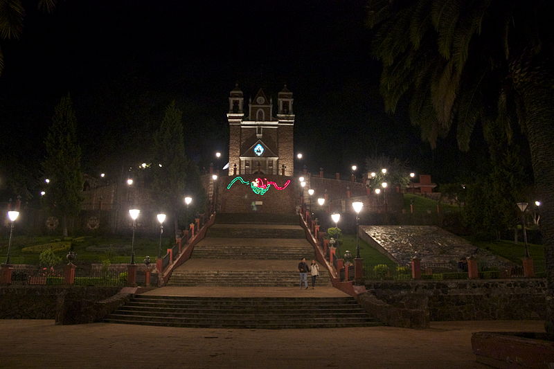 File:Iglesia de Metepec de noche.jpg
