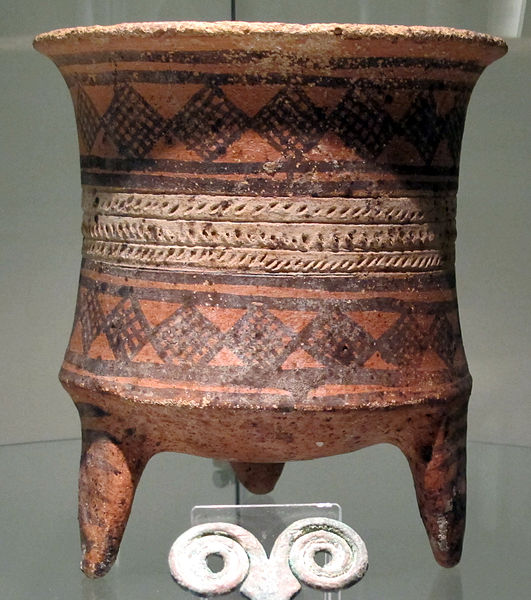 File:Iran, luristan, piccolo vaso tripode della cultura di tepe giyan, 2500-1500 ac. ca.JPG