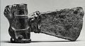 Zum Vergleich eine iranische Axt aus der Metallzeit: Klinge aus Eisen, Schafthülse aus Bronze (9. Jh. v. Chr.)