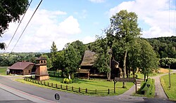 Kirche, Glockenturm und altes Organistenhaus in Gosprzydowa