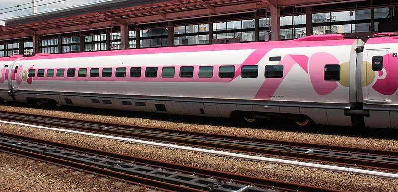 File:JRW-500 V2 526-7202 HelloKitty Shinkansen in Himeji.jpg