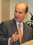 José María Figueres puhuu Brookings Institutionissa (rajattu) .png