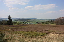 Blick vom Kahlen Pön über Usseln mit dahinter liegendem Schneeberg (mittig) zum Bergzug Dreis mit Hohem Eimberg