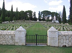 Brit katonai temető a csata helyének közelében