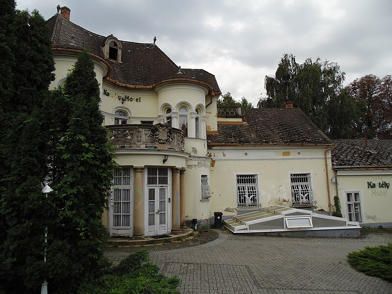 File:Kastély Hotel, Templom utca, Balatonboglár, Hungary - panoramio (27).jpg