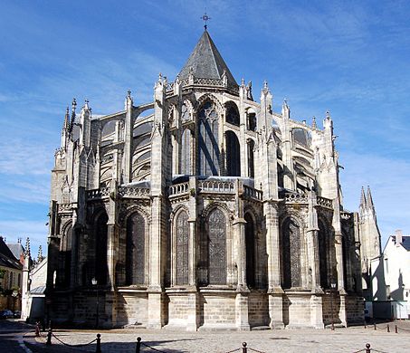 A Catedral de Tours, França, tem uma abside alta, um deambulatório e uma cabeceira de capelas radiantes com arcobotantes.