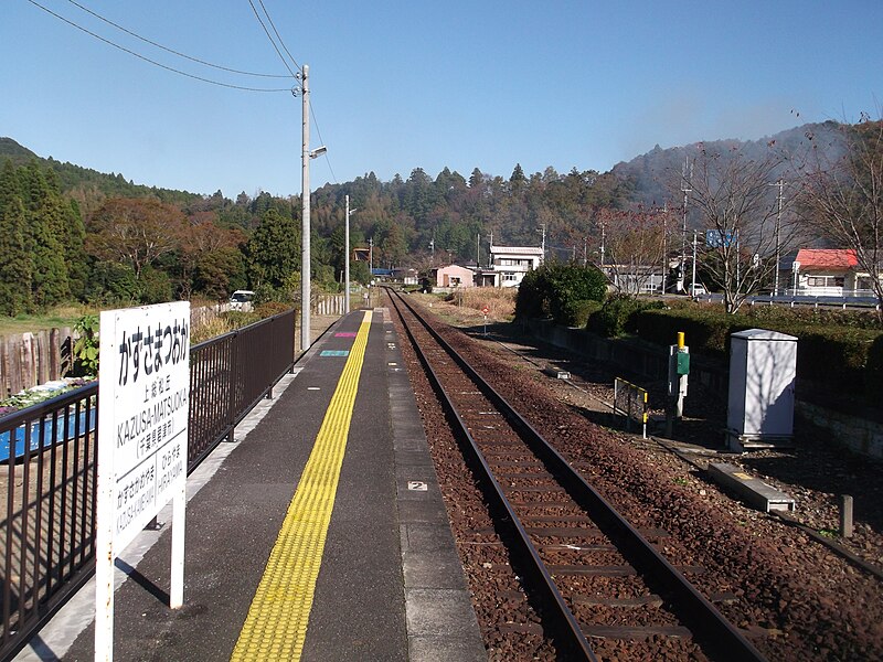 File:KazusaMatsuoka-eki02.JPG