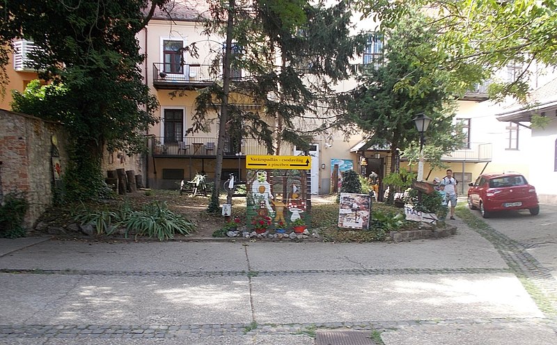 File:Királystrasse 35, Hof, 2022 Pécs.jpg