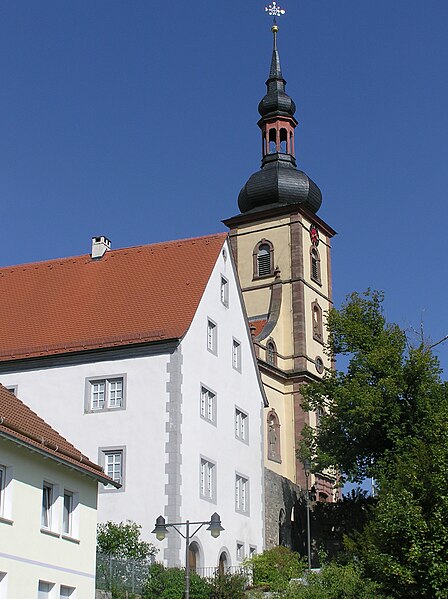 File:Kirche und Rathgeberhaus Oberelsbach.JPG