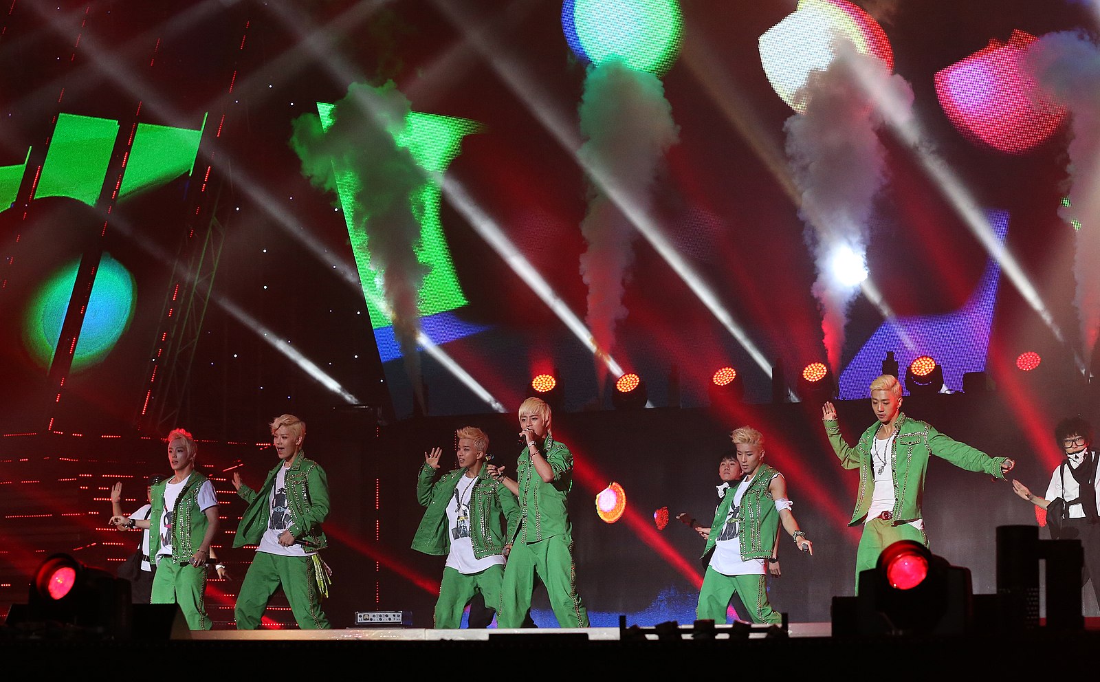 Up kpop. K-Pop World Festival 2014 Минск. Kpop World. K-Pop World Festival. MTV корейцы.