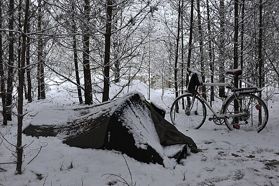 Übernachtung im Zelt - Recherche auf dem Gelände der Heeresversuchsanstalt Kummersdorf / Overnight in tent - on research in Kummersdorf State Forest, site of the former military research center, camp for workers