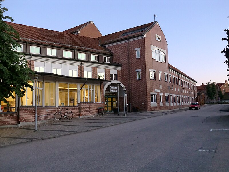 File:Laholms stadshus och bibliotek.jpg