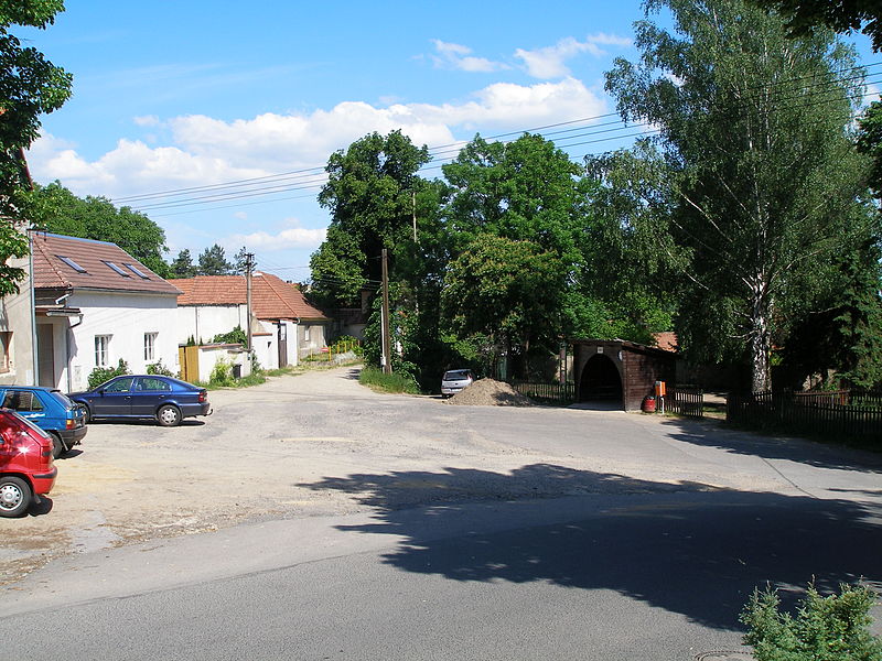 File:Lešany, náves.jpg