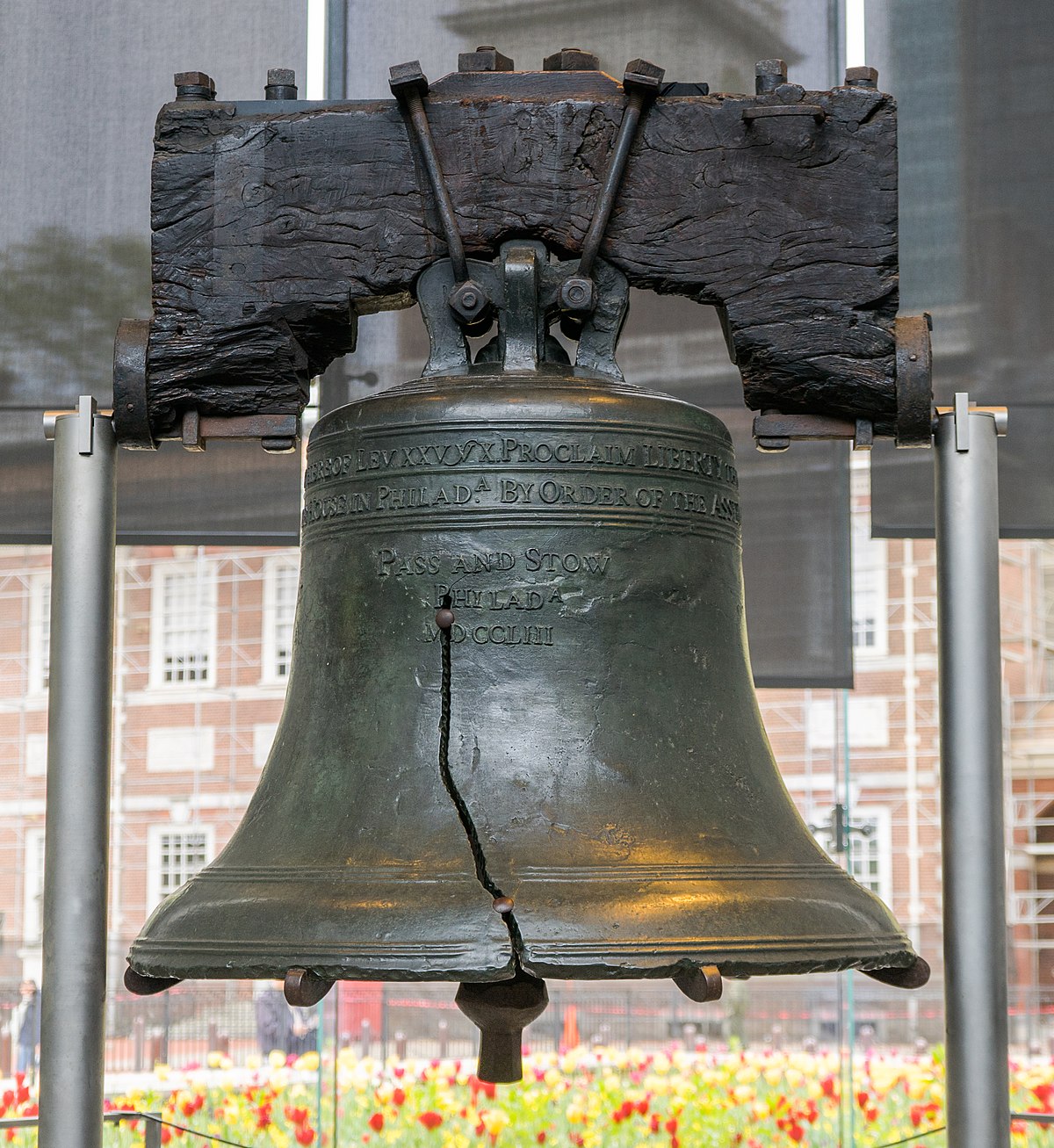 https://upload.wikimedia.org/wikipedia/commons/thumb/3/37/Liberty_Bell_2017a.jpg/1200px-Liberty_Bell_2017a.jpg