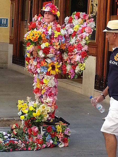 File:Living statue4, street of Madrid, Spain.jpg