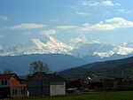 Pico de Ljuboten, montanhas Šar, vista de Uroševac.jpg