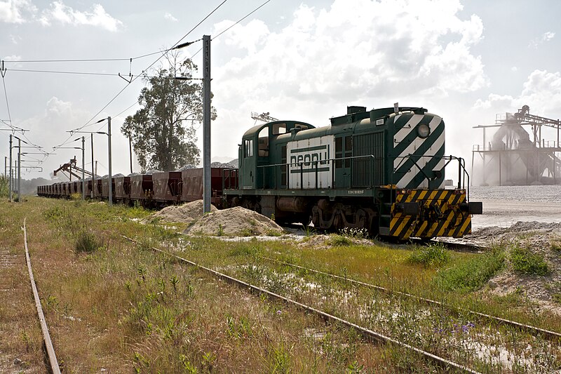 File:Locomotiva 1502, Estação de Monte das Flores, 2011.04.26.jpg