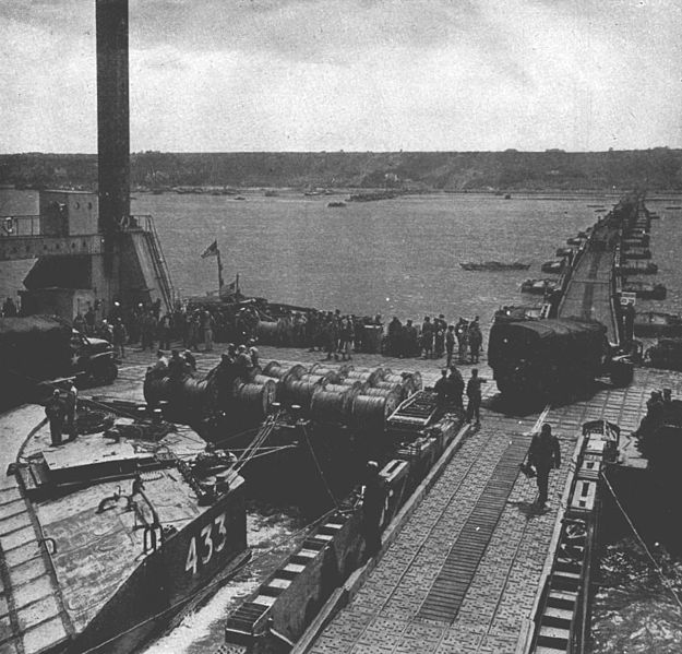 File:Loebnitz pier of Mulberry harbour A off Omaha Beach in June 1944.jpg